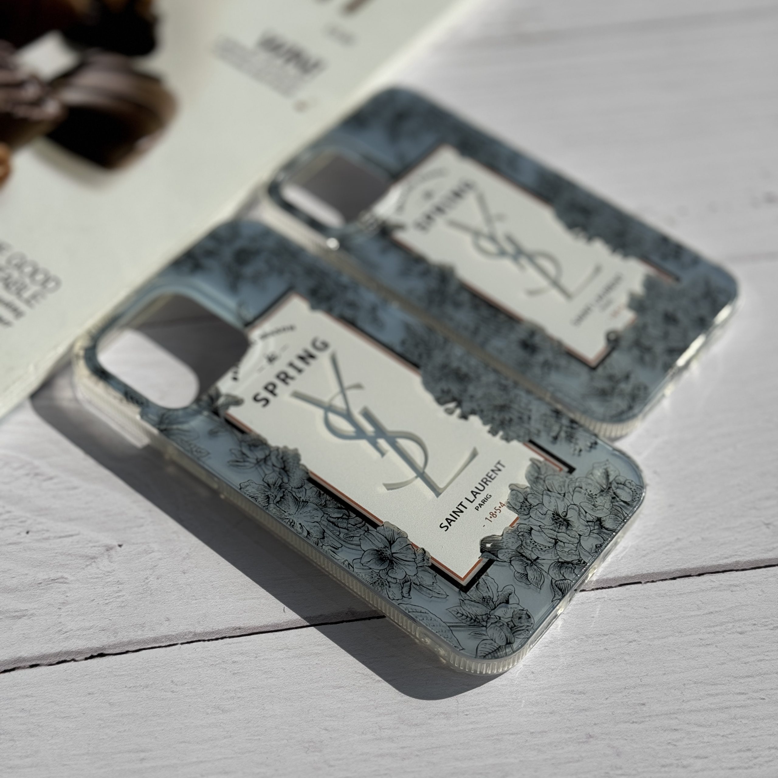 گارد گوشی بهاری Saint Laurent - طرح گل‌های بهاری برای فصلی متفاوت ایفون