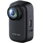 دوربین ثبت وقایع 4K گرین لاین Mini Action Camera GNMIACM20BK در دنیای امروز، ثبت و مستندسازی لحظات خاص و تجربه‌های بی‌نظیر با وضوح و کیفیت بالا اهمیت زیادی پیدا کرده است. چه در حال سفر باشید، چه در حین انجام ورزش‌های پرهیجان و یا حتی در زندگی روزمره، داشتن یک دوربین کارآمد که بتواند به راحتی تمامی جزئیات و لحظات مهم را ثبت کند، به یک نیاز اساسی تبدیل شده است. دوربین ثبت وقایع 4K گرین لاین Mini Action Camera GNMIACM20BK یکی از جدیدترین محصولات این برند است که ویژگی‌های جذاب و قابلیت‌های متنوعی را برای کاربران به ارمغان می‌آورد. این دوربین که به ویژه برای ثبت لحظات اکشن و ماجراجویانه طراحی شد ه، به راحتی می‌تواند نیازهای شما را برآورده کند و تجربه‌ای منحصر به فرد از ثبت تصاویر و ویدیوها در اختیارتان قرار دهد. کیفیت تصویربرداری 4K با سرعت بالا یکی از ویژگی‌های بارز دوربین ثبت وقایع 4K گرین لاین، کیفیت و وضوح بی‌نظیر آن است. این دوربین قادر است ویدیوهایی با وضوح 4K و سرعت 30 فریم در ثانیه ضبط کند. این میزان وضوح به شما این امکان را می‌دهد که ویدیوهایی بسیار شفاف و دقیق از لحظات خود ثبت کنید. برای افرادی که علاقه‌مند به ثبت لحظات ورزشی، سفرها یا هر تجربه پرهیجان دیگری هستند، کیفیت 4K به معنای مشاهده جزئیات بیشتر و دقیق‌تر است. همچنین این دوربین از کیفیت 2.7K در 30 فریم در ثانیه و 1080P با سرعت‌های 60 و 30 فریم در ثانیه نیز پشتیبانی می‌کند، که به کاربران این امکان را می‌دهد که بسته به نیاز خود و نوع فعالیت، بهترین کیفیت و سرعت را انتخاب کنند.این ویژگی‌ها باعث می‌شود که دوربین Green Lion Mini Action Camera GNMIACM20BK انتخابی عالی برای افرادی باشد که می‌خواهند در هر شرایطی و با هر سرعتی، تصاویری با کیفیت بالا و جزئیات دقیق ثبت کنند. اگر شما از کسانی هستید که به ضبط ویدیوهای ورزشی، ماجراجویانه، یا حتی مستندهای شخصی علاقه دارید، این دوربین قطعاً یکی از بهترین گزینه‌ها خواهد بود. کیفیت عکس‌های 20 مگاپیکسلی همانطور که کیفیت ویدیو در این دوربین 4K استثنایی است، کیفیت عکس‌های آن نیز بسیار قابل توجه است. این دوربین می‌تواند تصاویری با وضوح‌های مختلف از جمله 20 مگاپیکسل، 16 مگاپیکسل، 14 مگاپیکسل و 12 مگاپیکسل ثبت کند. این مقادیر وضوح بالا به شما این امکان را می‌دهند که عکس‌های حرفه‌ای و با کیفیتی در هر شرایط نوری به ثبت برسانید. برای کسانی که به عکاسی ماجراجویانه، طبیعت، یا حتی عکاسی ورزشی علاقه دارند، داشتن چنین دوربینی با قابلیت‌های تصویربرداری بالا، به راحتی می‌تواند لحظات خاص را در بهترین کیفیت ثبت کند.این ویژگی به‌ویژه در شرایط نوری مختلف و هنگام حرکت‌های سریع بسیار مفید است. شما می‌توانید بدون نگرانی از کیفیت تصویر، عکس‌هایی با جزئیات بالا و روشنایی مناسب ثبت کنید. دوربین ثبت وقایع 4K گرین لاین به شما این آزادی را می‌دهد که از تجربه‌های خود تصاویری با وضوح بالا و دقیق بگیرید. پوشش وسیع‌تر یکی از ویژگی‌های مهم دیگر این دوربین، زاویه دید وسیع لنز آن است. زاویه لنز 120 درجه به شما این امکان را می‌دهد که فضای بیشتری را در فریم تصویر قرار دهید. این ویژگی به‌ویژه در هنگام فیلمبرداری از صحنه‌های گسترده و در هنگام انجام فعالیت‌های پرتحرک و اکشن بسیار مفید است. این زاویه لنز به شما کمک می‌کند تا تصاویری وسیع‌تر و جامع‌تری از محیط اطراف خود بگیرید و از لحظات خود به بهترین شکل ثبت کنید.این زاویه دید گسترده، به‌ویژه در زمان‌هایی که می‌خواهید منظره‌ای وسیع از محیط اطراف یا گروهی از افراد را ثبت کنید، بسیار مفید خواهد بود. همچنین، زاویه 120 درجه کمک می‌کند که جزئیات بیشتری از محیط پیرامون شما در تصاویر و ویدیوها گنجانده شود، بدون اینکه نیاز به تغییر مداوم موقعیت دوربین داشته باشید. طراحی کوچک و جمع و جور دوربین Green Lion Mini Action Camera GNMIACM20BK با طراحی کوچک و جمع‌وجور خود، به راحتی قابل حمل است و می‌توانید آن را همراه خود در هر مکانی ببرید. این ویژگی آن را برای افرادی که در سفر یا در فعالیت‌های ورزشی و ماجراجویانه حضور دارند، بسیار مناسب می‌کند. به‌ویژه در شرایطی که نیاز به یک دوربین کوچک و سبک دارید که به راحتی بتوانید آن را به جیب یا کوله‌پشتی خود منتقل کنید، این دوربین انتخابی عالی خواهد بود.علاوه بر این، طراحی مقاوم این دوربین به آن این امکان را می‌دهد که در شرایط سخت محیطی، مانند برخورد با گرد و خاک یا رطوبت، عملکرد خوبی داشته باشد. این ویژگی به‌ویژه در شرایطی که شما در حال انجام فعالیت‌های خارج از منزل یا در محیط‌های چالش‌برانگیز هستید، بسیار حیاتی است. قابلیت‌های کاربردی متعدد دوربین Green Lion Mini Action Camera GNMIACM20BK نه تنها در زمینه تصویربرداری و عکاسی عملکرد عالی دارد، بلکه قابلیت‌های کاربردی متعددی نیز دارد که کار با آن را برای کاربران راحت‌تر و جذاب‌تر می‌کند. این دوربین به راحتی می‌تواند با دیگر دستگاه‌ها و لوازم جانبی مثل گیره‌ها، سه‌پایه‌ها، و هولدرهای مختلف متصل شود و به شما امکان می‌دهد که از آن در هر موقعیتی استفاده کنید. دوربین ایده‌آل برای هر لحظه در نهایت، دوربین ثبت وقایع 4K گرین لاین مدل Mini Action Camera GNMIACM20BK یک انتخاب ایده‌آل برای افرادی است که به دنبال یک دوربین اکشن با کیفیت بالا، طراحی جمع و جور، و قابلیت‌های برجسته در ثبت تصاویر و ویدیوها هستند. با قابلیت‌های ضبط ویدیو با وضوح 4K، عکس‌های 20 مگاپیکسلی، و زاویه لنز 120 درجه، این دوربین به راحتی می‌تواند تمامی نیازهای شما در ثبت لحظات مهم و اکشن را برآورده کند. چه در حال سفر باشید، چه در حین انجام فعالیت‌های ورزشی یا تفریحی، این دوربین با قابلیت‌های منحصر به فرد خود می‌تواند بهترین همراه شما در ثبت لحظات خاص و مهم باشد.