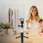 دوربین ثبت وقایع 4K گرین لاین Mini Action Camera GNMIACM20BK در دنیای امروز، ثبت و مستندسازی لحظات خاص و تجربه‌های بی‌نظیر با وضوح و کیفیت بالا اهمیت زیادی پیدا کرده است. چه در حال سفر باشید، چه در حین انجام ورزش‌های پرهیجان و یا حتی در زندگی روزمره، داشتن یک دوربین کارآمد که بتواند به راحتی تمامی جزئیات و لحظات مهم را ثبت کند، به یک نیاز اساسی تبدیل شده است. دوربین ثبت وقایع 4K گرین لاین Mini Action Camera GNMIACM20BK یکی از جدیدترین محصولات این برند است که ویژگی‌های جذاب و قابلیت‌های متنوعی را برای کاربران به ارمغان می‌آورد. این دوربین که به ویژه برای ثبت لحظات اکشن و ماجراجویانه طراحی شد ه، به راحتی می‌تواند نیازهای شما را برآورده کند و تجربه‌ای منحصر به فرد از ثبت تصاویر و ویدیوها در اختیارتان قرار دهد. کیفیت تصویربرداری 4K با سرعت بالا یکی از ویژگی‌های بارز دوربین ثبت وقایع 4K گرین لاین، کیفیت و وضوح بی‌نظیر آن است. این دوربین قادر است ویدیوهایی با وضوح 4K و سرعت 30 فریم در ثانیه ضبط کند. این میزان وضوح به شما این امکان را می‌دهد که ویدیوهایی بسیار شفاف و دقیق از لحظات خود ثبت کنید. برای افرادی که علاقه‌مند به ثبت لحظات ورزشی، سفرها یا هر تجربه پرهیجان دیگری هستند، کیفیت 4K به معنای مشاهده جزئیات بیشتر و دقیق‌تر است. همچنین این دوربین از کیفیت 2.7K در 30 فریم در ثانیه و 1080P با سرعت‌های 60 و 30 فریم در ثانیه نیز پشتیبانی می‌کند، که به کاربران این امکان را می‌دهد که بسته به نیاز خود و نوع فعالیت، بهترین کیفیت و سرعت را انتخاب کنند.این ویژگی‌ها باعث می‌شود که دوربین Green Lion Mini Action Camera GNMIACM20BK انتخابی عالی برای افرادی باشد که می‌خواهند در هر شرایطی و با هر سرعتی، تصاویری با کیفیت بالا و جزئیات دقیق ثبت کنند. اگر شما از کسانی هستید که به ضبط ویدیوهای ورزشی، ماجراجویانه، یا حتی مستندهای شخصی علاقه دارید، این دوربین قطعاً یکی از بهترین گزینه‌ها خواهد بود. کیفیت عکس‌های 20 مگاپیکسلی همانطور که کیفیت ویدیو در این دوربین 4K استثنایی است، کیفیت عکس‌های آن نیز بسیار قابل توجه است. این دوربین می‌تواند تصاویری با وضوح‌های مختلف از جمله 20 مگاپیکسل، 16 مگاپیکسل، 14 مگاپیکسل و 12 مگاپیکسل ثبت کند. این مقادیر وضوح بالا به شما این امکان را می‌دهند که عکس‌های حرفه‌ای و با کیفیتی در هر شرایط نوری به ثبت برسانید. برای کسانی که به عکاسی ماجراجویانه، طبیعت، یا حتی عکاسی ورزشی علاقه دارند، داشتن چنین دوربینی با قابلیت‌های تصویربرداری بالا، به راحتی می‌تواند لحظات خاص را در بهترین کیفیت ثبت کند.این ویژگی به‌ویژه در شرایط نوری مختلف و هنگام حرکت‌های سریع بسیار مفید است. شما می‌توانید بدون نگرانی از کیفیت تصویر، عکس‌هایی با جزئیات بالا و روشنایی مناسب ثبت کنید. دوربین ثبت وقایع 4K گرین لاین به شما این آزادی را می‌دهد که از تجربه‌های خود تصاویری با وضوح بالا و دقیق بگیرید. پوشش وسیع‌تر یکی از ویژگی‌های مهم دیگر این دوربین، زاویه دید وسیع لنز آن است. زاویه لنز 120 درجه به شما این امکان را می‌دهد که فضای بیشتری را در فریم تصویر قرار دهید. این ویژگی به‌ویژه در هنگام فیلمبرداری از صحنه‌های گسترده و در هنگام انجام فعالیت‌های پرتحرک و اکشن بسیار مفید است. این زاویه لنز به شما کمک می‌کند تا تصاویری وسیع‌تر و جامع‌تری از محیط اطراف خود بگیرید و از لحظات خود به بهترین شکل ثبت کنید.این زاویه دید گسترده، به‌ویژه در زمان‌هایی که می‌خواهید منظره‌ای وسیع از محیط اطراف یا گروهی از افراد را ثبت کنید، بسیار مفید خواهد بود. همچنین، زاویه 120 درجه کمک می‌کند که جزئیات بیشتری از محیط پیرامون شما در تصاویر و ویدیوها گنجانده شود، بدون اینکه نیاز به تغییر مداوم موقعیت دوربین داشته باشید. طراحی کوچک و جمع و جور دوربین Green Lion Mini Action Camera GNMIACM20BK با طراحی کوچک و جمع‌وجور خود، به راحتی قابل حمل است و می‌توانید آن را همراه خود در هر مکانی ببرید. این ویژگی آن را برای افرادی که در سفر یا در فعالیت‌های ورزشی و ماجراجویانه حضور دارند، بسیار مناسب می‌کند. به‌ویژه در شرایطی که نیاز به یک دوربین کوچک و سبک دارید که به راحتی بتوانید آن را به جیب یا کوله‌پشتی خود منتقل کنید، این دوربین انتخابی عالی خواهد بود.علاوه بر این، طراحی مقاوم این دوربین به آن این امکان را می‌دهد که در شرایط سخت محیطی، مانند برخورد با گرد و خاک یا رطوبت، عملکرد خوبی داشته باشد. این ویژگی به‌ویژه در شرایطی که شما در حال انجام فعالیت‌های خارج از منزل یا در محیط‌های چالش‌برانگیز هستید، بسیار حیاتی است. قابلیت‌های کاربردی متعدد دوربین Green Lion Mini Action Camera GNMIACM20BK نه تنها در زمینه تصویربرداری و عکاسی عملکرد عالی دارد، بلکه قابلیت‌های کاربردی متعددی نیز دارد که کار با آن را برای کاربران راحت‌تر و جذاب‌تر می‌کند. این دوربین به راحتی می‌تواند با دیگر دستگاه‌ها و لوازم جانبی مثل گیره‌ها، سه‌پایه‌ها، و هولدرهای مختلف متصل شود و به شما امکان می‌دهد که از آن در هر موقعیتی استفاده کنید. دوربین ایده‌آل برای هر لحظه در نهایت، دوربین ثبت وقایع 4K گرین لاین مدل Mini Action Camera GNMIACM20BK یک انتخاب ایده‌آل برای افرادی است که به دنبال یک دوربین اکشن با کیفیت بالا، طراحی جمع و جور، و قابلیت‌های برجسته در ثبت تصاویر و ویدیوها هستند. با قابلیت‌های ضبط ویدیو با وضوح 4K، عکس‌های 20 مگاپیکسلی، و زاویه لنز 120 درجه، این دوربین به راحتی می‌تواند تمامی نیازهای شما در ثبت لحظات مهم و اکشن را برآورده کند. چه در حال سفر باشید، چه در حین انجام فعالیت‌های ورزشی یا تفریحی، این دوربین با قابلیت‌های منحصر به فرد خود می‌تواند بهترین همراه شما در ثبت لحظات خاص و مهم باشد.