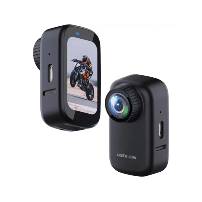 دوربین ثبت وقایع 4K گرین لاین Mini Action Camera GNMIACM20BK در دنیای امروز، ثبت و مستندسازی لحظات خاص و تجربه‌های بی‌نظیر با وضوح و کیفیت بالا اهمیت زیادی پیدا کرده است. چه در حال سفر باشید، چه در حین انجام ورزش‌های پرهیجان و یا حتی در زندگی روزمره، داشتن یک دوربین کارآمد که بتواند به راحتی تمامی جزئیات و لحظات مهم را ثبت کند، به یک نیاز اساسی تبدیل شده است. دوربین ثبت وقایع 4K گرین لاین Mini Action Camera GNMIACM20BK یکی از جدیدترین محصولات این برند است که ویژگی‌های جذاب و قابلیت‌های متنوعی را برای کاربران به ارمغان می‌آورد. این دوربین که به ویژه برای ثبت لحظات اکشن و ماجراجویانه طراحی شد ه، به راحتی می‌تواند نیازهای شما را برآورده کند و تجربه‌ای منحصر به فرد از ثبت تصاویر و ویدیوها در اختیارتان قرار دهد. کیفیت تصویربرداری 4K با سرعت بالا یکی از ویژگی‌های بارز دوربین ثبت وقایع 4K گرین لاین، کیفیت و وضوح بی‌نظیر آن است. این دوربین قادر است ویدیوهایی با وضوح 4K و سرعت 30 فریم در ثانیه ضبط کند. این میزان وضوح به شما این امکان را می‌دهد که ویدیوهایی بسیار شفاف و دقیق از لحظات خود ثبت کنید. برای افرادی که علاقه‌مند به ثبت لحظات ورزشی، سفرها یا هر تجربه پرهیجان دیگری هستند، کیفیت 4K به معنای مشاهده جزئیات بیشتر و دقیق‌تر است. همچنین این دوربین از کیفیت 2.7K در 30 فریم در ثانیه و 1080P با سرعت‌های 60 و 30 فریم در ثانیه نیز پشتیبانی می‌کند، که به کاربران این امکان را می‌دهد که بسته به نیاز خود و نوع فعالیت، بهترین کیفیت و سرعت را انتخاب کنند.این ویژگی‌ها باعث می‌شود که دوربین Green Lion Mini Action Camera GNMIACM20BK انتخابی عالی برای افرادی باشد که می‌خواهند در هر شرایطی و با هر سرعتی، تصاویری با کیفیت بالا و جزئیات دقیق ثبت کنند. اگر شما از کسانی هستید که به ضبط ویدیوهای ورزشی، ماجراجویانه، یا حتی مستندهای شخصی علاقه دارید، این دوربین قطعاً یکی از بهترین گزینه‌ها خواهد بود. کیفیت عکس‌های 20 مگاپیکسلی همانطور که کیفیت ویدیو در این دوربین 4K استثنایی است، کیفیت عکس‌های آن نیز بسیار قابل توجه است. این دوربین می‌تواند تصاویری با وضوح‌های مختلف از جمله 20 مگاپیکسل، 16 مگاپیکسل، 14 مگاپیکسل و 12 مگاپیکسل ثبت کند. این مقادیر وضوح بالا به شما این امکان را می‌دهند که عکس‌های حرفه‌ای و با کیفیتی در هر شرایط نوری به ثبت برسانید. برای کسانی که به عکاسی ماجراجویانه، طبیعت، یا حتی عکاسی ورزشی علاقه دارند، داشتن چنین دوربینی با قابلیت‌های تصویربرداری بالا، به راحتی می‌تواند لحظات خاص را در بهترین کیفیت ثبت کند.این ویژگی به‌ویژه در شرایط نوری مختلف و هنگام حرکت‌های سریع بسیار مفید است. شما می‌توانید بدون نگرانی از کیفیت تصویر، عکس‌هایی با جزئیات بالا و روشنایی مناسب ثبت کنید. دوربین ثبت وقایع 4K گرین لاین به شما این آزادی را می‌دهد که از تجربه‌های خود تصاویری با وضوح بالا و دقیق بگیرید. پوشش وسیع‌تر یکی از ویژگی‌های مهم دیگر این دوربین، زاویه دید وسیع لنز آن است. زاویه لنز 120 درجه به شما این امکان را می‌دهد که فضای بیشتری را در فریم تصویر قرار دهید. این ویژگی به‌ویژه در هنگام فیلمبرداری از صحنه‌های گسترده و در هنگام انجام فعالیت‌های پرتحرک و اکشن بسیار مفید است. این زاویه لنز به شما کمک می‌کند تا تصاویری وسیع‌تر و جامع‌تری از محیط اطراف خود بگیرید و از لحظات خود به بهترین شکل ثبت کنید.این زاویه دید گسترده، به‌ویژه در زمان‌هایی که می‌خواهید منظره‌ای وسیع از محیط اطراف یا گروهی از افراد را ثبت کنید، بسیار مفید خواهد بود. همچنین، زاویه 120 درجه کمک می‌کند که جزئیات بیشتری از محیط پیرامون شما در تصاویر و ویدیوها گنجانده شود، بدون اینکه نیاز به تغییر مداوم موقعیت دوربین داشته باشید. طراحی کوچک و جمع و جور دوربین Green Lion Mini Action Camera GNMIACM20BK با طراحی کوچک و جمع‌وجور خود، به راحتی قابل حمل است و می‌توانید آن را همراه خود در هر مکانی ببرید. این ویژگی آن را برای افرادی که در سفر یا در فعالیت‌های ورزشی و ماجراجویانه حضور دارند، بسیار مناسب می‌کند. به‌ویژه در شرایطی که نیاز به یک دوربین کوچک و سبک دارید که به راحتی بتوانید آن را به جیب یا کوله‌پشتی خود منتقل کنید، این دوربین انتخابی عالی خواهد بود.علاوه بر این، طراحی مقاوم این دوربین به آن این امکان را می‌دهد که در شرایط سخت محیطی، مانند برخورد با گرد و خاک یا رطوبت، عملکرد خوبی داشته باشد. این ویژگی به‌ویژه در شرایطی که شما در حال انجام فعالیت‌های خارج از منزل یا در محیط‌های چالش‌برانگیز هستید، بسیار حیاتی است. قابلیت‌های کاربردی متعدد دوربین Green Lion Mini Action Camera GNMIACM20BK نه تنها در زمینه تصویربرداری و عکاسی عملکرد عالی دارد، بلکه قابلیت‌های کاربردی متعددی نیز دارد که کار با آن را برای کاربران راحت‌تر و جذاب‌تر می‌کند. این دوربین به راحتی می‌تواند با دیگر دستگاه‌ها و لوازم جانبی مثل گیره‌ها، سه‌پایه‌ها، و هولدرهای مختلف متصل شود و به شما امکان می‌دهد که از آن در هر موقعیتی استفاده کنید. دوربین ایده‌آل برای هر لحظه در نهایت، دوربین ثبت وقایع 4K گرین لاین مدل Mini Action Camera GNMIACM20BK یک انتخاب ایده‌آل برای افرادی است که به دنبال یک دوربین اکشن با کیفیت بالا، طراحی جمع و جور، و قابلیت‌های برجسته در ثبت تصاویر و ویدیوها هستند. با قابلیت‌های ضبط ویدیو با وضوح 4K، عکس‌های 20 مگاپیکسلی، و زاویه لنز 120 درجه، این دوربین به راحتی می‌تواند تمامی نیازهای شما در ثبت لحظات مهم و اکشن را برآورده کند. چه در حال سفر باشید، چه در حین انجام فعالیت‌های ورزشی یا تفریحی، این دوربین با قابلیت‌های منحصر به فرد خود می‌تواند بهترین همراه شما در ثبت لحظات خاص و مهم باشد.