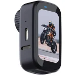 دوربین ثبت وقایع 4K گرین لاین Mini Action Camera GNMIACM20BK در دنیای امروز، ثبت و مستندسازی لحظات خاص و تجربه‌های بی‌نظیر با وضوح و کیفیت بالا اهمیت زیادی پیدا کرده است. چه در حال سفر باشید، چه در حین انجام ورزش‌های پرهیجان و یا حتی در زندگی روزمره، داشتن یک دوربین کارآمد که بتواند به راحتی تمامی جزئیات و لحظات مهم را ثبت کند، به یک نیاز اساسی تبدیل شده است. دوربین ثبت وقایع 4K گرین لاین Mini Action Camera GNMIACM20BK یکی از جدیدترین محصولات این برند است که ویژگی‌های جذاب و قابلیت‌های متنوعی را برای کاربران به ارمغان می‌آورد. این دوربین که به ویژه برای ثبت لحظات اکشن و ماجراجویانه طراحی شد ه، به راحتی می‌تواند نیازهای شما را برآورده کند و تجربه‌ای منحصر به فرد از ثبت تصاویر و ویدیوها در اختیارتان قرار دهد. کیفیت تصویربرداری 4K با سرعت بالا یکی از ویژگی‌های بارز دوربین ثبت وقایع 4K گرین لاین، کیفیت و وضوح بی‌نظیر آن است. این دوربین قادر است ویدیوهایی با وضوح 4K و سرعت 30 فریم در ثانیه ضبط کند. این میزان وضوح به شما این امکان را می‌دهد که ویدیوهایی بسیار شفاف و دقیق از لحظات خود ثبت کنید. برای افرادی که علاقه‌مند به ثبت لحظات ورزشی، سفرها یا هر تجربه پرهیجان دیگری هستند، کیفیت 4K به معنای مشاهده جزئیات بیشتر و دقیق‌تر است. همچنین این دوربین از کیفیت 2.7K در 30 فریم در ثانیه و 1080P با سرعت‌های 60 و 30 فریم در ثانیه نیز پشتیبانی می‌کند، که به کاربران این امکان را می‌دهد که بسته به نیاز خود و نوع فعالیت، بهترین کیفیت و سرعت را انتخاب کنند.این ویژگی‌ها باعث می‌شود که دوربین Green Lion Mini Action Camera GNMIACM20BK انتخابی عالی برای افرادی باشد که می‌خواهند در هر شرایطی و با هر سرعتی، تصاویری با کیفیت بالا و جزئیات دقیق ثبت کنند. اگر شما از کسانی هستید که به ضبط ویدیوهای ورزشی، ماجراجویانه، یا حتی مستندهای شخصی علاقه دارید، این دوربین قطعاً یکی از بهترین گزینه‌ها خواهد بود. کیفیت عکس‌های 20 مگاپیکسلی همانطور که کیفیت ویدیو در این دوربین 4K استثنایی است، کیفیت عکس‌های آن نیز بسیار قابل توجه است. این دوربین می‌تواند تصاویری با وضوح‌های مختلف از جمله 20 مگاپیکسل، 16 مگاپیکسل، 14 مگاپیکسل و 12 مگاپیکسل ثبت کند. این مقادیر وضوح بالا به شما این امکان را می‌دهند که عکس‌های حرفه‌ای و با کیفیتی در هر شرایط نوری به ثبت برسانید. برای کسانی که به عکاسی ماجراجویانه، طبیعت، یا حتی عکاسی ورزشی علاقه دارند، داشتن چنین دوربینی با قابلیت‌های تصویربرداری بالا، به راحتی می‌تواند لحظات خاص را در بهترین کیفیت ثبت کند.این ویژگی به‌ویژه در شرایط نوری مختلف و هنگام حرکت‌های سریع بسیار مفید است. شما می‌توانید بدون نگرانی از کیفیت تصویر، عکس‌هایی با جزئیات بالا و روشنایی مناسب ثبت کنید. دوربین ثبت وقایع 4K گرین لاین به شما این آزادی را می‌دهد که از تجربه‌های خود تصاویری با وضوح بالا و دقیق بگیرید. پوشش وسیع‌تر یکی از ویژگی‌های مهم دیگر این دوربین، زاویه دید وسیع لنز آن است. زاویه لنز 120 درجه به شما این امکان را می‌دهد که فضای بیشتری را در فریم تصویر قرار دهید. این ویژگی به‌ویژه در هنگام فیلمبرداری از صحنه‌های گسترده و در هنگام انجام فعالیت‌های پرتحرک و اکشن بسیار مفید است. این زاویه لنز به شما کمک می‌کند تا تصاویری وسیع‌تر و جامع‌تری از محیط اطراف خود بگیرید و از لحظات خود به بهترین شکل ثبت کنید.این زاویه دید گسترده، به‌ویژه در زمان‌هایی که می‌خواهید منظره‌ای وسیع از محیط اطراف یا گروهی از افراد را ثبت کنید، بسیار مفید خواهد بود. همچنین، زاویه 120 درجه کمک می‌کند که جزئیات بیشتری از محیط پیرامون شما در تصاویر و ویدیوها گنجانده شود، بدون اینکه نیاز به تغییر مداوم موقعیت دوربین داشته باشید. طراحی کوچک و جمع و جور دوربین Green Lion Mini Action Camera GNMIACM20BK با طراحی کوچک و جمع‌وجور خود، به راحتی قابل حمل است و می‌توانید آن را همراه خود در هر مکانی ببرید. این ویژگی آن را برای افرادی که در سفر یا در فعالیت‌های ورزشی و ماجراجویانه حضور دارند، بسیار مناسب می‌کند. به‌ویژه در شرایطی که نیاز به یک دوربین کوچک و سبک دارید که به راحتی بتوانید آن را به جیب یا کوله‌پشتی خود منتقل کنید، این دوربین انتخابی عالی خواهد بود.علاوه بر این، طراحی مقاوم این دوربین به آن این امکان را می‌دهد که در شرایط سخت محیطی، مانند برخورد با گرد و خاک یا رطوبت، عملکرد خوبی داشته باشد. این ویژگی به‌ویژه در شرایطی که شما در حال انجام فعالیت‌های خارج از منزل یا در محیط‌های چالش‌برانگیز هستید، بسیار حیاتی است. قابلیت‌های کاربردی متعدد دوربین Green Lion Mini Action Camera GNMIACM20BK نه تنها در زمینه تصویربرداری و عکاسی عملکرد عالی دارد، بلکه قابلیت‌های کاربردی متعددی نیز دارد که کار با آن را برای کاربران راحت‌تر و جذاب‌تر می‌کند. این دوربین به راحتی می‌تواند با دیگر دستگاه‌ها و لوازم جانبی مثل گیره‌ها، سه‌پایه‌ها، و هولدرهای مختلف متصل شود و به شما امکان می‌دهد که از آن در هر موقعیتی استفاده کنید. دوربین ایده‌آل برای هر لحظه در نهایت، دوربین ثبت وقایع 4K گرین لاین مدل Mini Action Camera GNMIACM20BK یک انتخاب ایده‌آل برای افرادی است که به دنبال یک دوربین اکشن با کیفیت بالا، طراحی جمع و جور، و قابلیت‌های برجسته در ثبت تصاویر و ویدیوها هستند. با قابلیت‌های ضبط ویدیو با وضوح 4K، عکس‌های 20 مگاپیکسلی، و زاویه لنز 120 درجه، این دوربین به راحتی می‌تواند تمامی نیازهای شما در ثبت لحظات مهم و اکشن را برآورده کند. چه در حال سفر باشید، چه در حین انجام فعالیت‌های ورزشی یا تفریحی، این دوربین با قابلیت‌های منحصر به فرد خود می‌تواند بهترین همراه شما در ثبت لحظات خاص و مهم باشد.