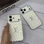 قاب گوشی طرح Louis Vuitton مدل Luxury White Lens – محافظ لنزدار سفید ایفون