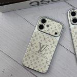 قاب گوشی طرح Louis Vuitton مدل Luxury White Lens – محافظ لنزدار سفید ایفون